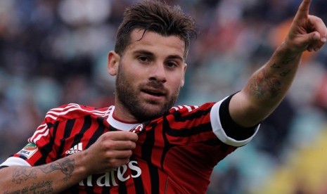 Penyerang AC Milan Antonio Nocerino melakukan selebrasi gol pada pertandingan antara Siena dan Milan di Seiena, Italia, Minggu (29/4).