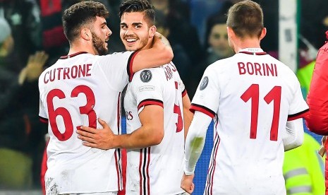 Penyerang AC Milan asal Portugal (tengah) ketika melakukan selebrasi bersama rekan setimnya, Patrick Cutrone (kiri) dan Fabio Borini (kanan). 