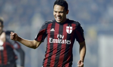 Penyerang AC Milan Carlos Bacca merayakan golnya ke gawang Frosinone.