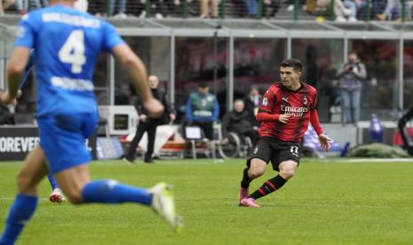 Penyerang AC Milan Christian Pulisic (kanan).