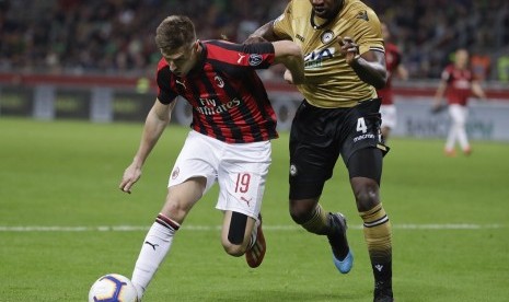 Penyerang AC Milan Krzysztof Piatek (kiri) 