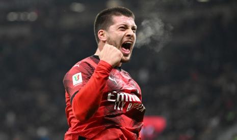 Penyerang AC Milan Luka Jovic merayakan golnya ke gawang Cagliari pada pertandingan Coppa Italia di San Siro, Milan, Rabu (3/1/2024) dini hari WIB. 