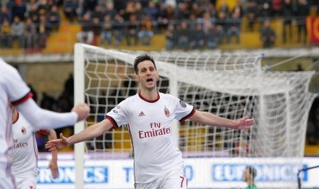 Penyerang AC Milan Nikola Kalinic merayakan gol ke gawang Benevento pada lanjutan Liga Italia Serie A di Stadion Ciro Vigorito, Benevento, Italia, Ahad (3/12). 