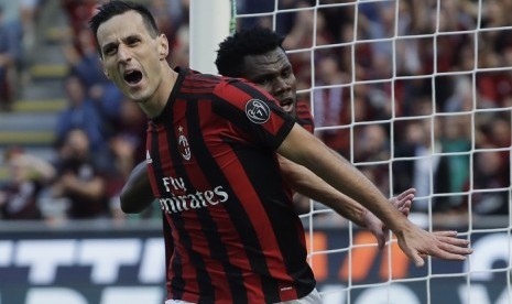 Penyerang AC Milan Nikola Kalinic merayakan golnya ke gawang Udinese.