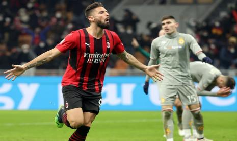 Penyerang AC Milan Olivier Giroud (kiri) berselebrasi selepas menjebol gawang Genoa pada babak 16 besar Coppa Italia di San Siro, Milan, Jumat (14/1/2022) dini hari WIB. Milan mengalahkan Genoa 3-1 dan lolos ke delapan besar.