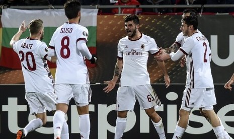 Penyerang AC Milan Patric Cutrone (kedua kanan) merayakan golnya ke gawang Ludogorets bersama rekan-rekannya.