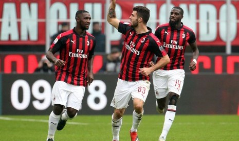 Penyerang AC Milan Patrick Cutrone (tengah) merayakan golnya ke gawang Parma.