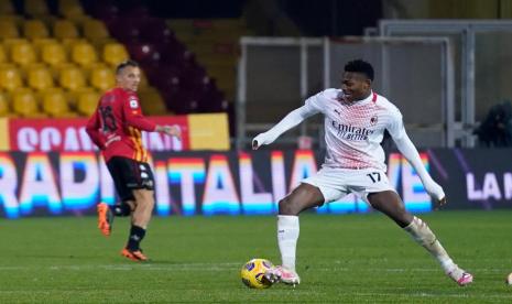 Penyerang AC Milan Rafael Leao beraksi saat menghadapi Benevento di Serie A, Senin (4/1) dini hari WIB. Leao menyumbang satu gol dalam kemenangan Milan 2-0.