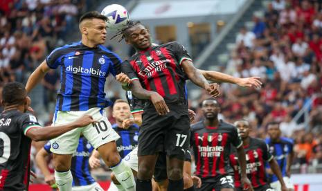 Penyerang AC Milan Rafael Leao (kanan) berebut bola dengan penyerang Inter Milan Lautaro Martinez pada laga derby della Madonnina di Serie A.