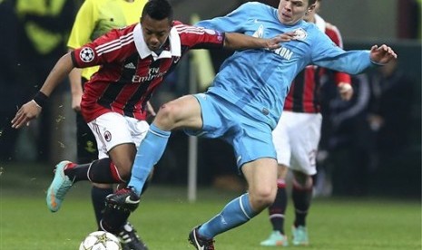 Penyerang AC Milan Robinho berebut bola dengan bek Zenit St Petersburg, Aleksandr Anyukov, pada partai terakhir Grup C Liga Champions di San Siro, Rabu (5/12) dini hari. Milan kalah 0-1 pada pertandingan tersebut.