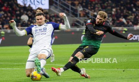 Penyerang AC Milan Santiago Gimenez menjebol gawang Hellas Empoli dalam pertandingan Serie A Liga Italia di San Siro, Milan, Ahad (16/2/2025) dini hari WIB.