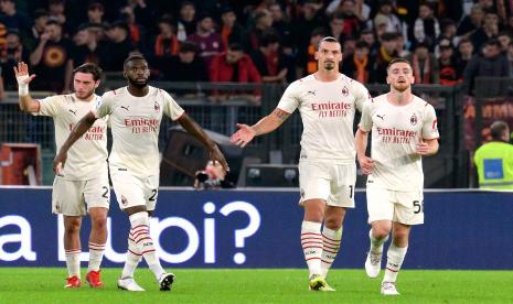 Penyerang AC Milan, Zlatan Ibrahimovic (2-kanan), melakukan selebrasi ketika mencetak gol pembuka ke gawang AS Roma. Milan berhasil mengalahkan Roma 2-1 pada pertandingan sepak bola Serie A Italia di Roma, Italia, Ahad (31/10) malam atau Senin (1/11) dini hari WIB. 