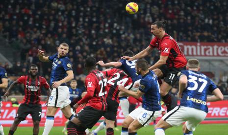 Penyerang AC Milan Zlatan Ibrahimovic berusaha menyundul bola saat melawan Inter Milan pada laga derby della madonnina. Milan bermain imbang 1-1 melawan Inter Milan.