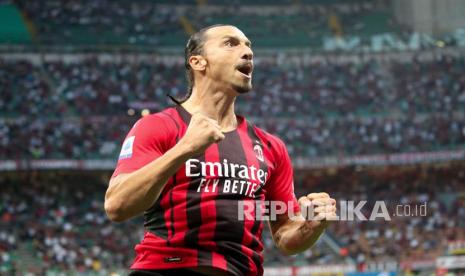  Penyerang AC Milan Zlatan Ibrahimovic melakukan selebrasi setelah mencetak gol kedua timnya pada pertandingan sepak bola Serie A Italia AC Milan vs SS Lazio di Stadion Giuseppe Meazza di Milan, Italia, Ahad (12/9). 