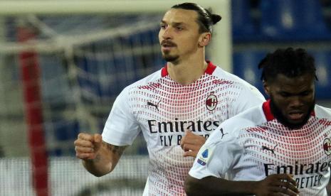 Penyerang AC Milan Zlatan Ibrahimovic merayakan golnya ke gawang Cagliari di Serie A.