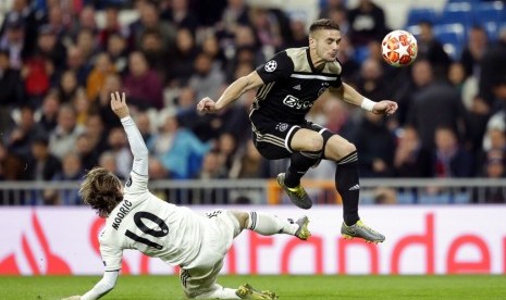 Penyerang Ajax Dusan Tadic (kanan) melewati jegalan gelandang Real Madrid Luka Modric.