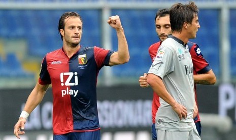 Penyerang Alberto Gilardino.