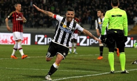 Penyerang Antonio Di Natale.