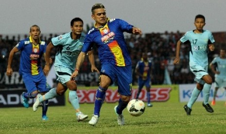 Penyerang Arema Cronous C Gonzales lawan Persela di babak delapan besar ISL 2014 di Stadion Surajaya Lamongan, Rabu (8/10).