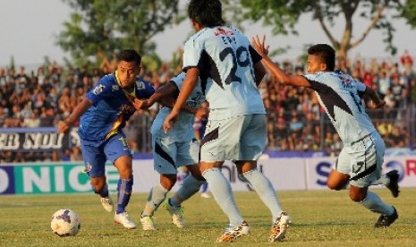 Penyerang Arema Cronous, Samsul Arif (kiri) berusaha melewati penjagaan pemain Persela Lamongan.