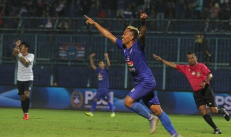 Penyerang Arema FC Kushedya Yudo melakukan selebrasi setelah menaklukkan Persela Lamongan 3-1 pada laga kedua Grup B Piala Gubernur Jatim. Arema lolos ke semifinal.