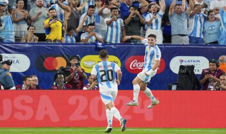 Penyerang Argentina Julian Alvarez merayakan golnya ke gawang Kanada pada semifinal Copa America 2024, 