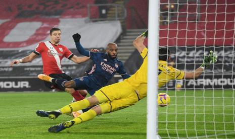 Penyerang Arsenal Alexandre Lacazette (tengah) menjebol gawang Southampton dalam pertandingan Liga Primer Inggris, Rabu (27/1) dini hari WIB.