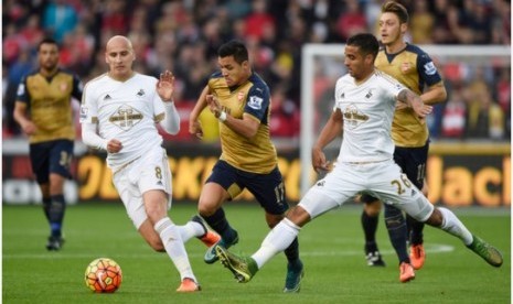 Penyerang Arsenal Alexis Sanchez (tengah) berusaha melewati pemain Swansea City.