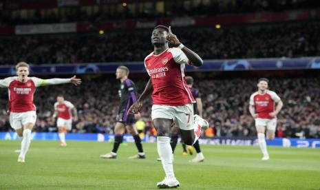 Penyerang Arsenal Bukayo Saka merayakan golnya ke gawang Bayern Munchen pada leg pertama perempat final Liga Champions.