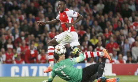 Penyerang Arsenal, Danny Welbeck ketika membobol gawang Galatasaray.