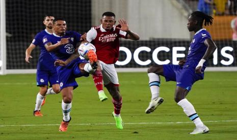 Penyerang Arsenal Gabriel Jesus (tengah) saat menghadapi Chelsea dalam laga persahabatan pramusim di Orlando, Amerika Serikat, Ahad (24/7/2022) WIB. Arsenal menang telak 4-0 di pertandingan tersebut.