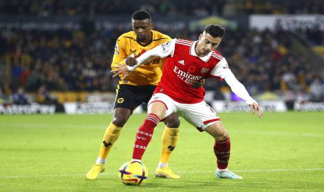 Penyerang Arsenal Gabriel Martinelli (kanan) dijaga pemain Wolverhampton Wanderers Nelson Semedo.