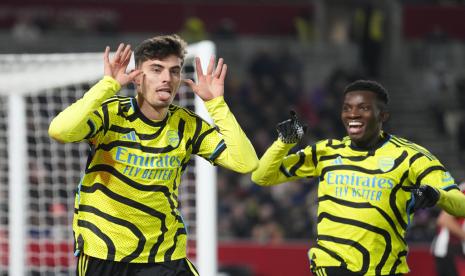 Penyerang Arsenal Kai Havertz (kiri) merayakan gol ke gawang Brentford dalam lanjutan Liga Primer Inggris. 