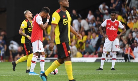 Penyerang Arsenal Pierre-Emerick Aubameyang bereaksi setelah timnya bermain imbang melawan Watford. 