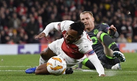 Penyerang Arsenal Pierre-Emerick Aubameyang dijatuhkan oleh Jeremy Mathieu pada pertandingan Liga Europa.