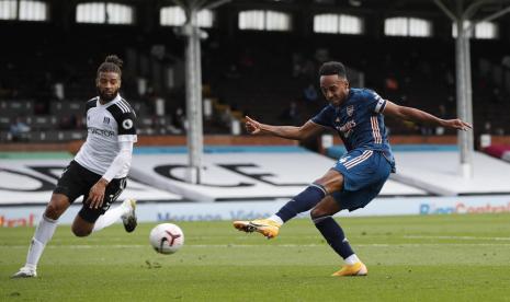 Penyerang Arsenal Pierre Emerick Aubameyang (kanan) menyumbang satu gol dalam kemenangan timnya atas Fulham dengan skor 3-0. 