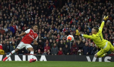 Penyerang Arsenal Pierre-Emerick Aubameyang (kiri) mencetak gol ke gawang Everton.