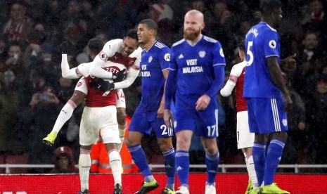 Penyerang Arsenal Pierre-Emerick Aubameyang (kiri) merayakan golnya ke gawang Cardiff City.