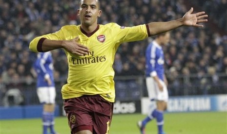 Penyerang Arsenal, Theo Walcott, saat merayakan golnya ke gawang Schalke 04 di Liga Champions, Rabu (7/11) dini hari.