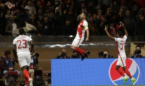 Penyerang AS Monaco Radamel Falcao (tengah) melompat usai mencetak gol kedua timnya di leg kedua perempat final Liga Champions antara Monaco dan Dortmund di stadion Louis II di Monaco.