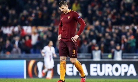 Penyerang AS Roma Edin Dzeko berjalan gontai setelah timnya tersingkir dari Liga Europa.