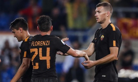 Penyerang AS Roma Edin Dzeko bersama rekan setimnya Alessandro Florenzi setelah melesakkan gol keduanya pada lanjutan Liga Italia Serie A di Stadion Olimpico, Sabtu (16/9). Roma mengalahkan Hellas Verona dengan skor 3-0. 