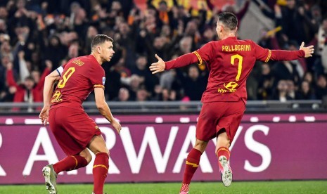 Penyerang AS Roma Edin Dzeko (kiri) merayakan golnya ke gawang Lazio.