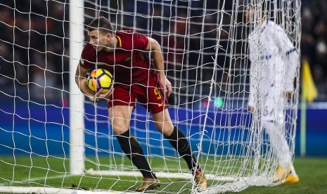 Penyerang AS Roma Edin Dzeko (kiri) usai membobol gawang Atalanta. 