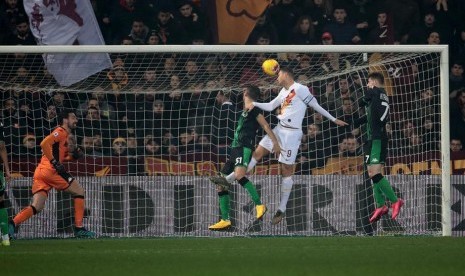 Penyerang AS Roma Edin Dzeko mencetak gol ke gawang Sassuolo dalam pertandingan pekan ke-22 Liga Italia, Ahad (2/2) dini hari WIB. Roma takluk 2-4.