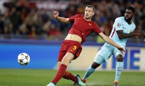 Penyerang AS Roma Edin Dzeko saat mencetak gol ke gawang Barcelona.