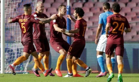 Penyerang AS Roma Edin Dzeko (tengah) merayakan golnya bersama rekan-rekannya seusai menjebol gawang Napoli dalam pertandingan Serie A di Stadion San Paolo, Sabtu (15/10).