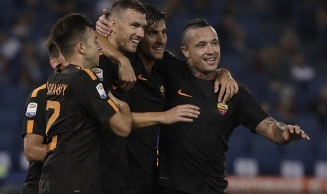 Penyerang AS Roma Edin Dzeko (tengah) merayakan golnya ke gawang Verona bersama rekan-rekannya.