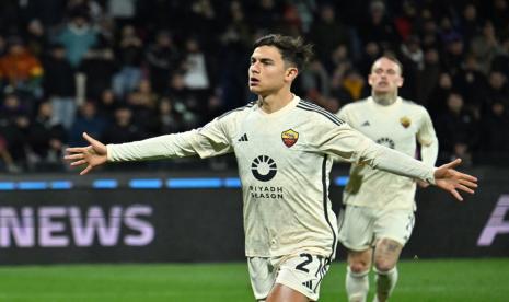 Penyerang AS Roma Paulo Dybala merayakan golnya ke gawang AS Roma dalam lanjutan Serie A Liga Italia, Selasa (30/1/2024) dini hari WIB.