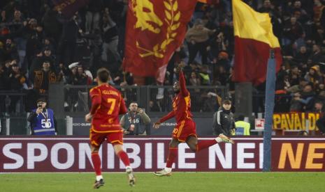 Penyerang AS Roma Romelu Lukaku (kanan) merayakan golnya ke gawang Napoli dalam lanjutan Serie A Liga Italia di Stadion Olimpico, Ahad (24/12/2023) dini hari WIB.